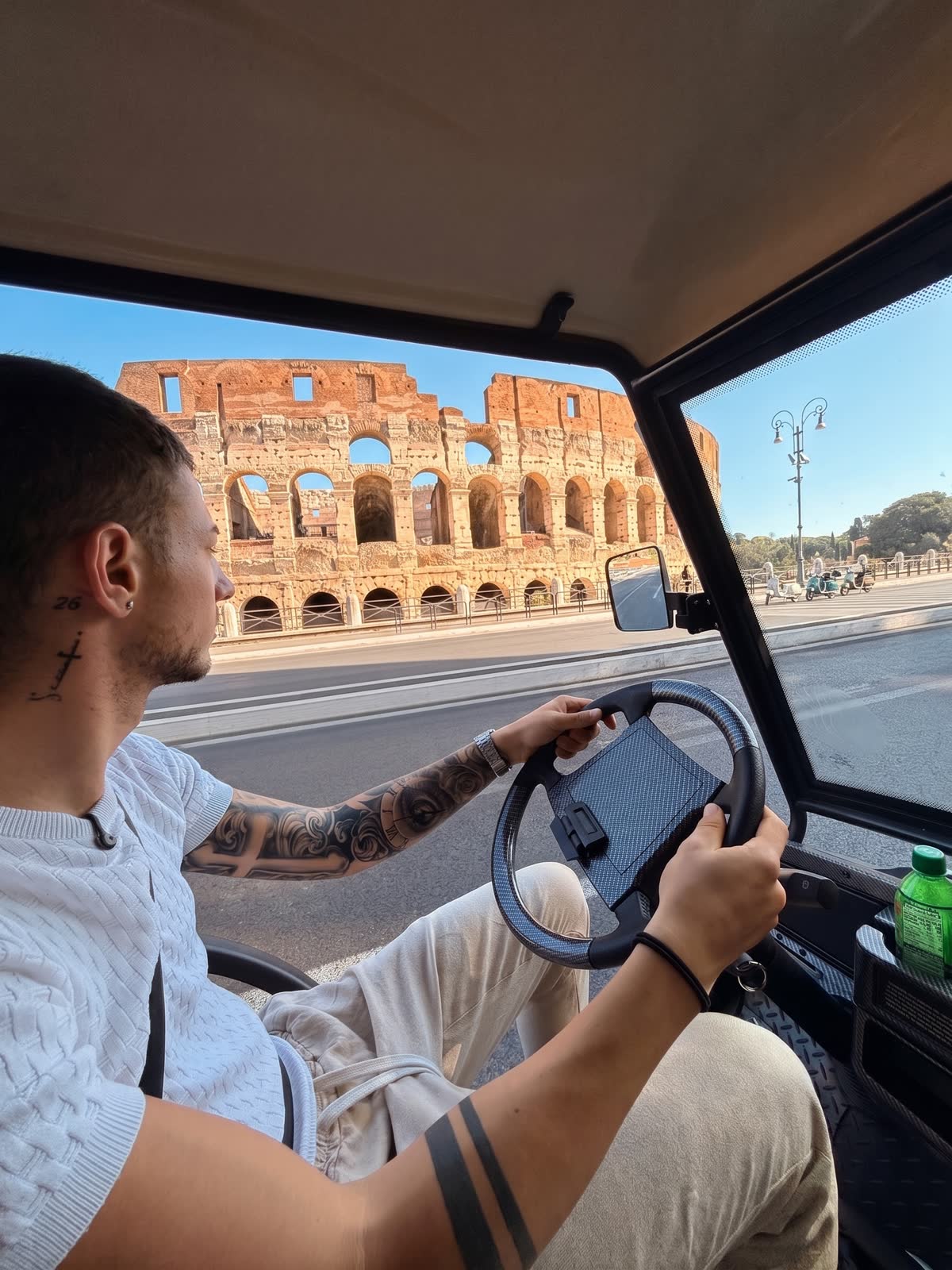 Vicino al Colosseo con il nostro autista