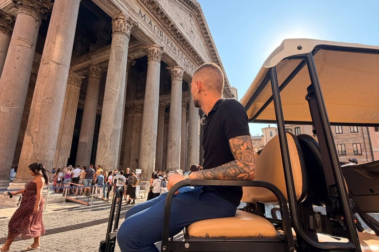 Vicino al Pantheon con il nostro autista