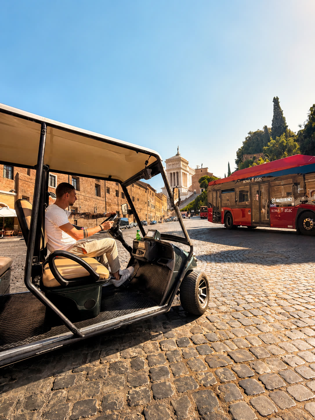 Golf cart privato per le strade di Roma verso Piazza Venezia