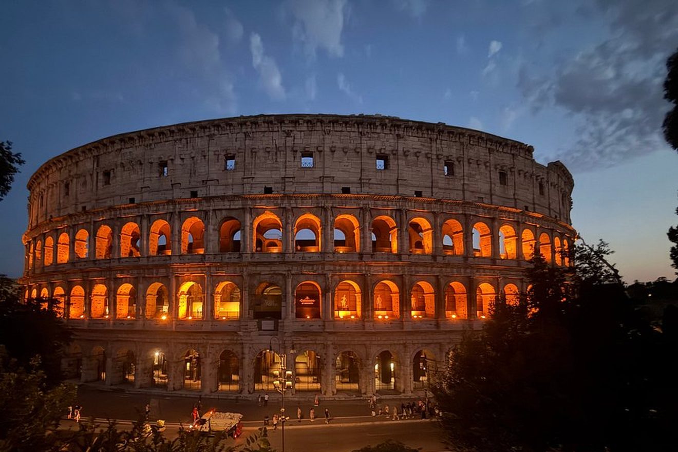 Il Colosseo illuminato di notte